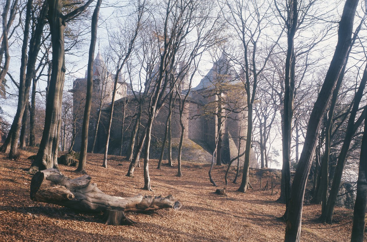 Ansicht von Castle Coch, Südwales, aus dem Wald von Unbekannt Unbekannt