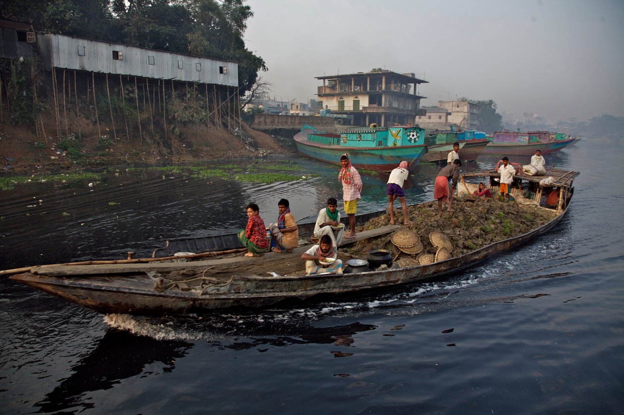 Ein Boot transportiert Erde durch den Shitalakhya-Fluss, nahe der Tongi-Brücke, am Stadtrand von Dhaka, Bangladesch. 19. Februar 2007. von Unbekannt Unbekannt