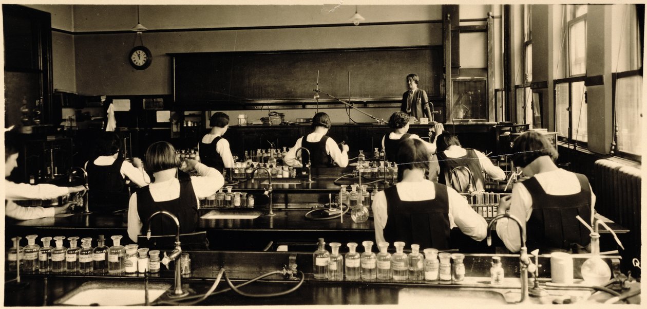 Naturwissenschaftsunterricht an der London Grammar School for Girls, 1936 von Unbekannt Unbekannt