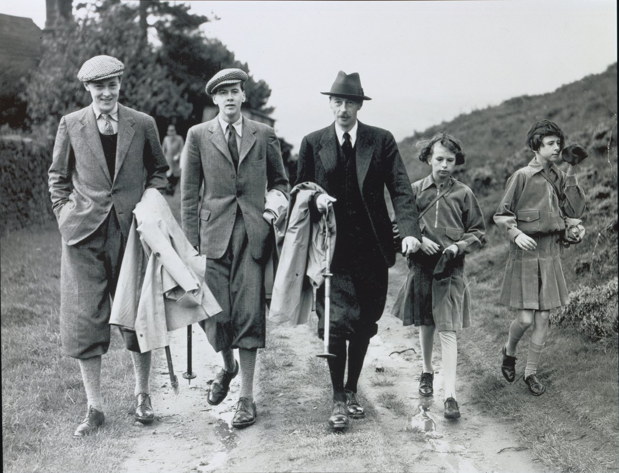 10. Herzog mit seinen vier Kindern, Billy, Andrew, Anne und Elizabeth in Bolton Abbey, ca. 1938 von William M. Timlin