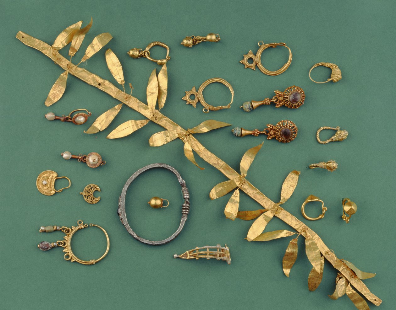 Eine Sammlung hellenistischer, byzantinischer und römischer Schmuckstücke, darunter ein Goldblatt-Diadem, ein östlicher Mittelmeer-Silberarmreif, halbmondförmige Anhänger und eine Goldfibel, aus der Zeit vom 3. bis 1. Jahrhundert n. Chr. von Unbekannt