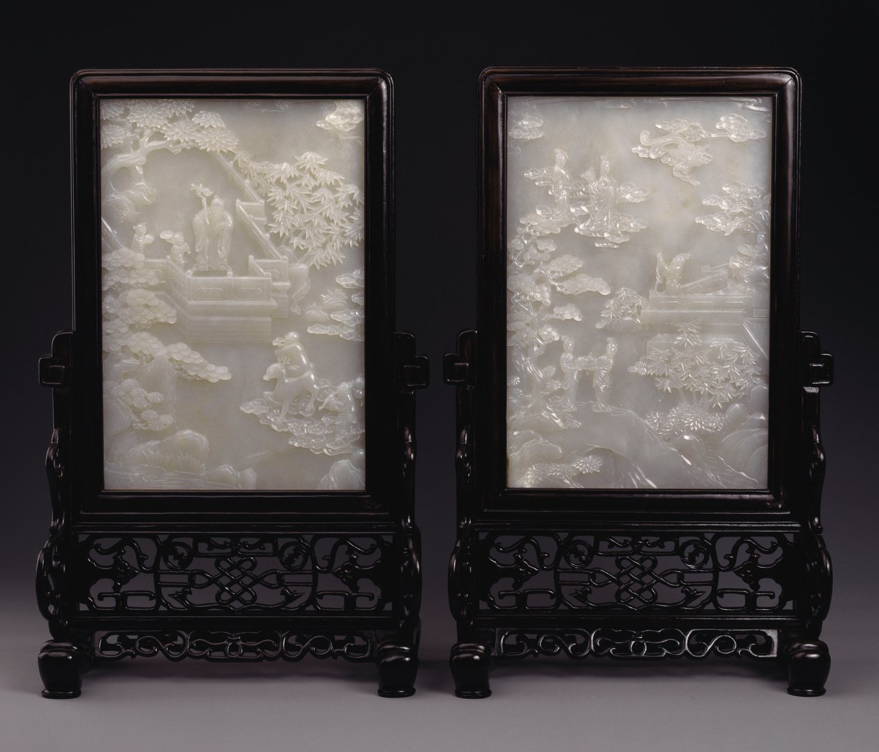 Ein Paar weiße Jade-Tischschirme, die in Relief mit Unsterblichen zwischen Wolken oder in Gärten mit Begleitern und mythischen Bestien geschnitzt sind von Unbekannt
