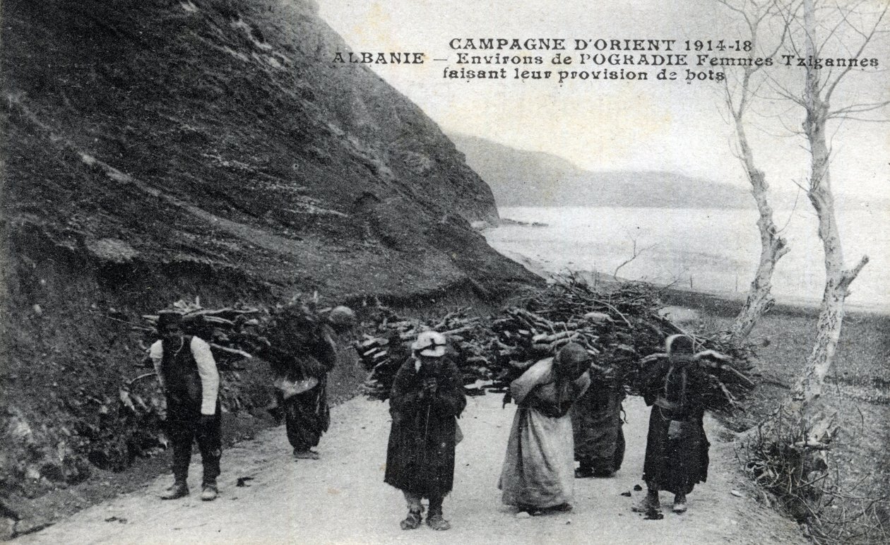 Albanien: Zigeunerfrauen mit Holzbündeln auf dem Rücken - Postkarte 1914-1918 von William M. Timlin