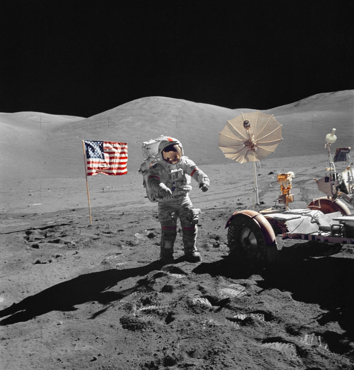 Astronaut Eugene Cernan geht während des EVA auf das LRV zu von Unbekannt