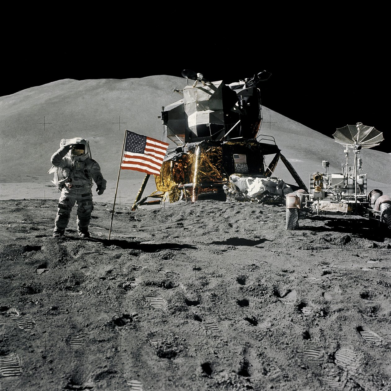 Astronaut Jim Irwin salutiert die amerikanische Flagge während der Apollo-15-Mission von Unbekannt