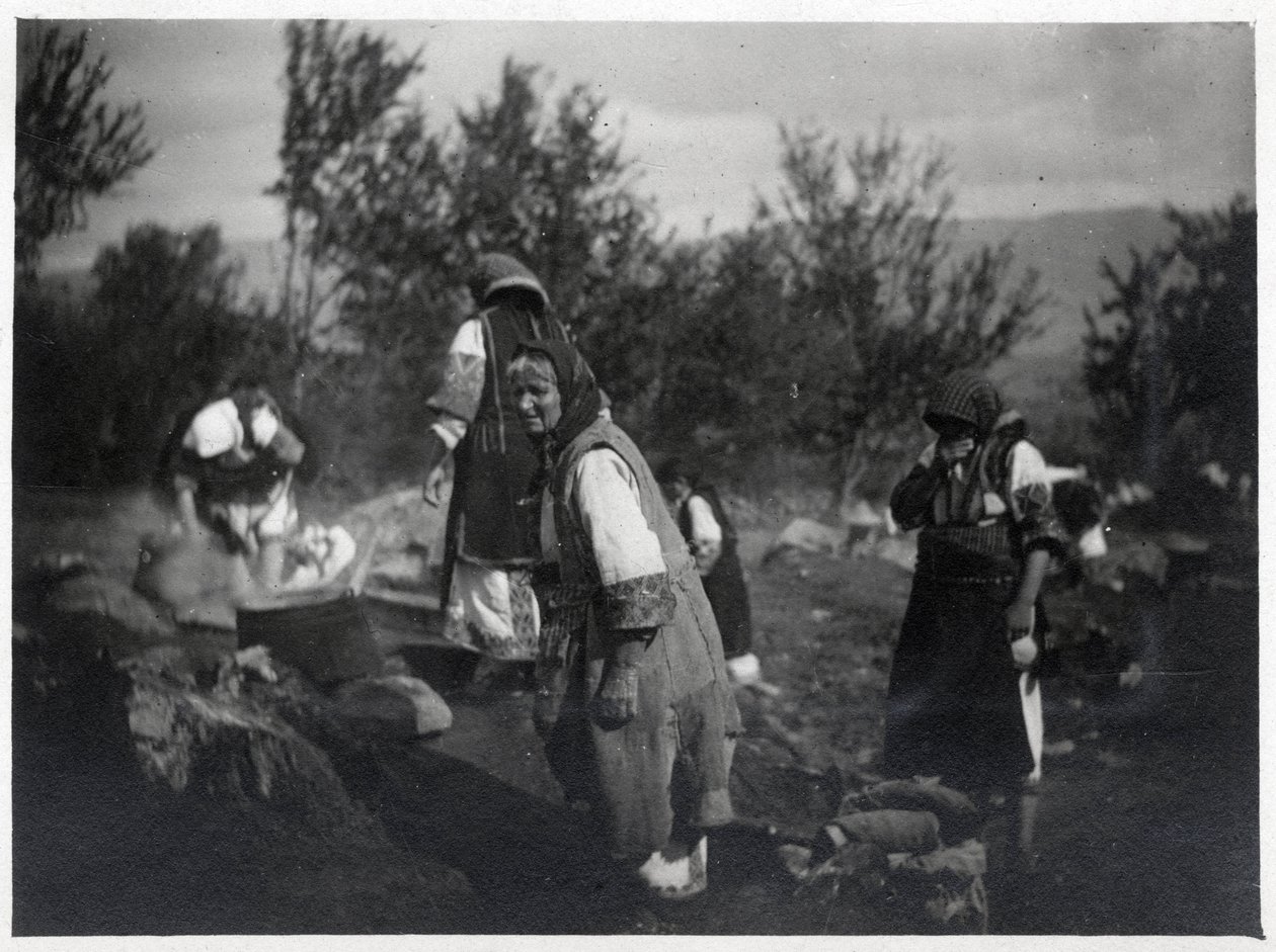 Balkanhalbinsel: Frauen vor einem Topf auf einem Feuer - Postkarte 1914-1918 von William M. Timlin
