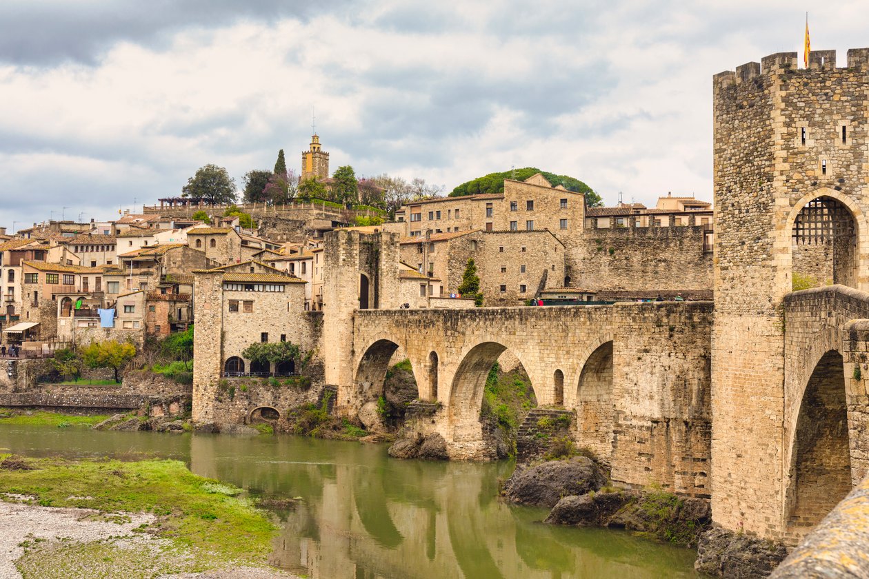 Besalu, Provinz Girona, Katalonien, Spanien, 2018 von Unbekannter Künstler