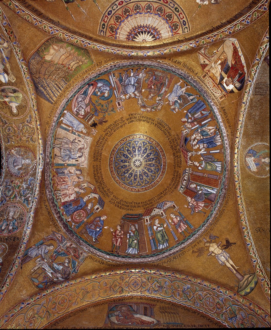 Byzantinische Architektur: Blick auf die Kuppel mit Mosaiken auf goldenem Hintergrund von Unbekannt