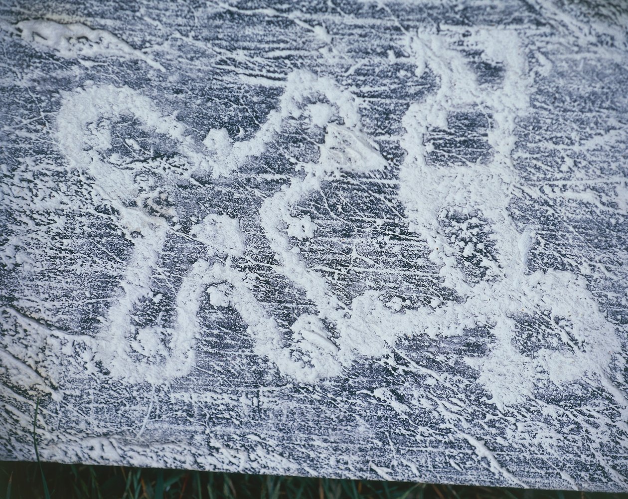 Camunische Rose, Kopie von Felsgravuren im Valcamonica-Tal, Kohlezeichnung, Frottage-Technik von Benjamin Baud