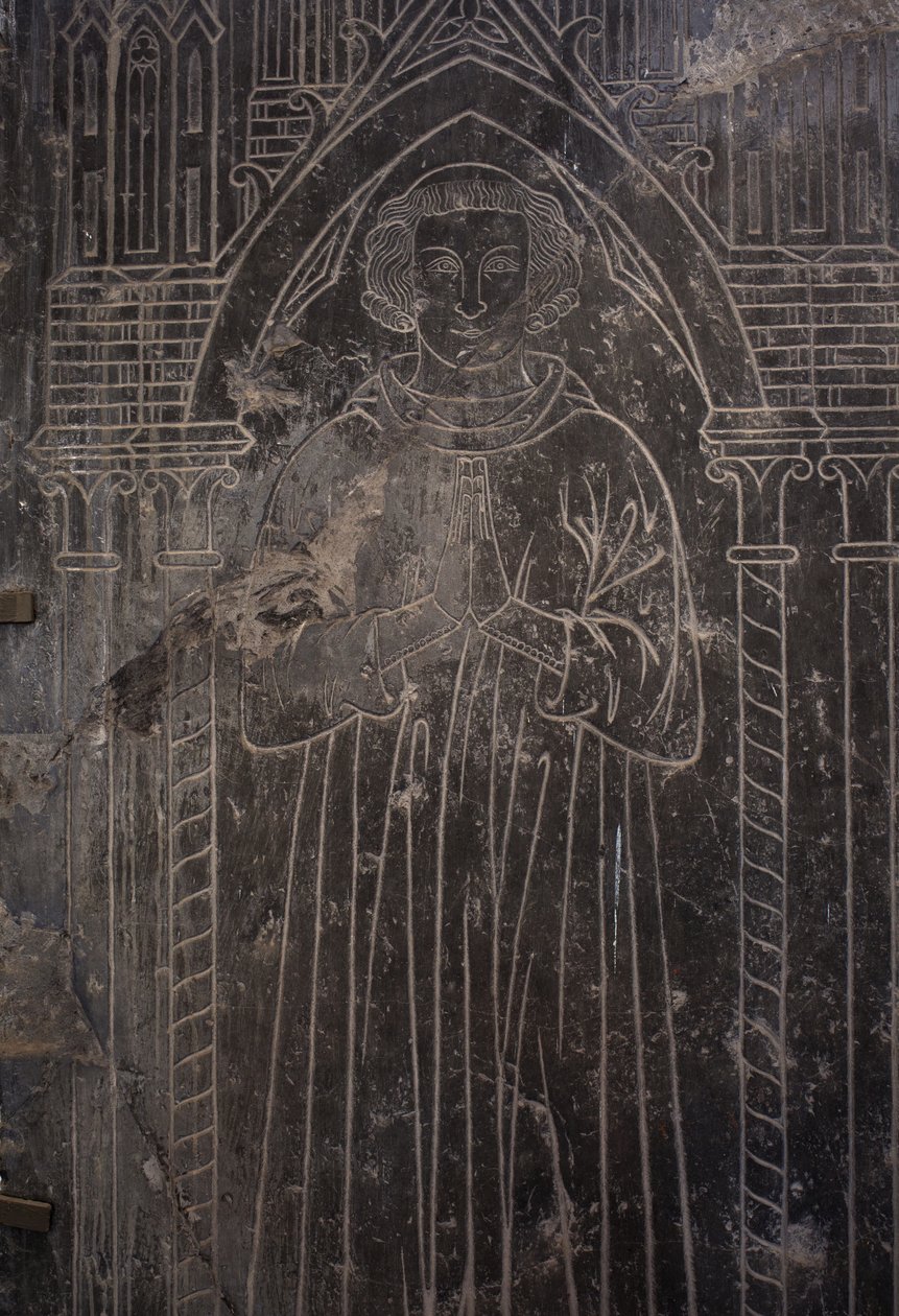 Kathedralsammlung. Fragment einer Steinplatte. Basrelief. Ein Kirchenbeamter. Ursprungsort Kirche (Saint-Quentin von Tournai. Ende 13. Jahrhundert. von Unbekannter Künstler