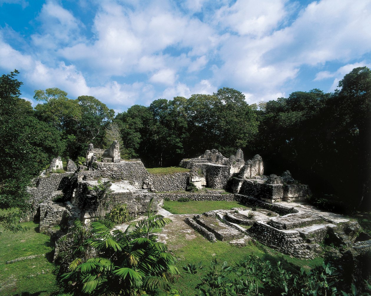 Präkolumbische Zivilisation: Blick auf die Maya-Stätte Uaxactun von 