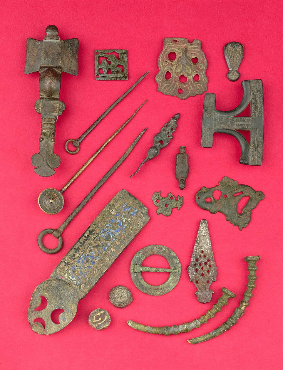Sammlung von angelsächsischen, wikinger- und keltischen Antiquitäten, darunter angelsächsische Kreuzfibeln und Buchdeckelbeschläge sowie hiberno-wikingerzeitliche Ringkopfnadeln, aus dem 4. Jahrhundert v. Chr. bis zum 9. Jahrhundert n. Chr. von Unbekannt