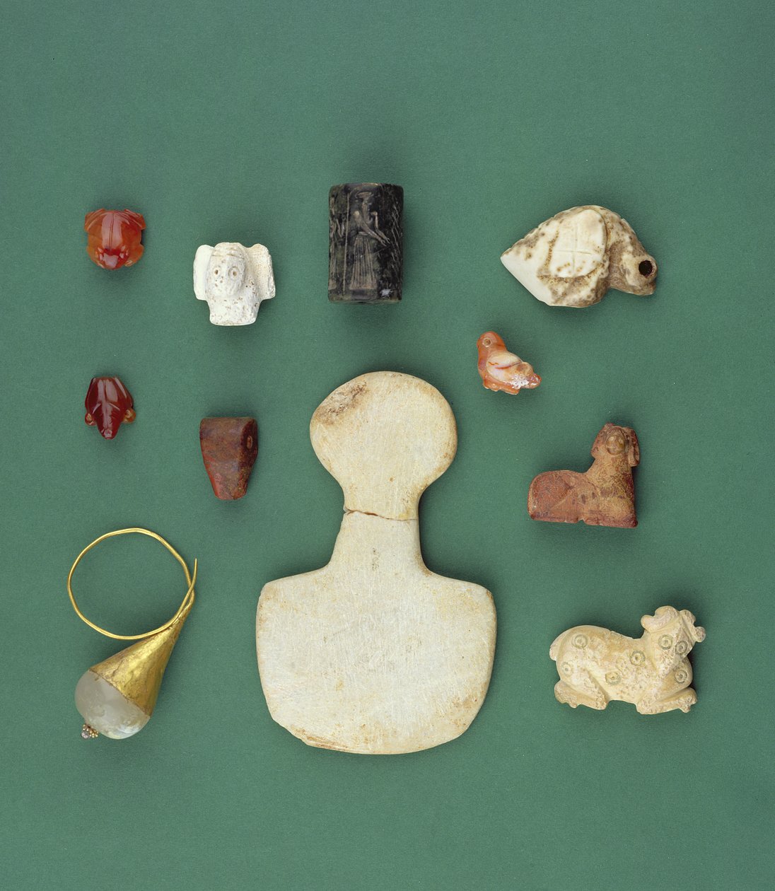 Sammlung östlicher Mittelmeerobjekte, darunter ein sumerisches Geieramulett, ein akkadisches Serpentinsiegel und ein mesopotamischer Karneolfrosch, aus der Zeit von 3300-2000 v. Chr. von Unbekannt
