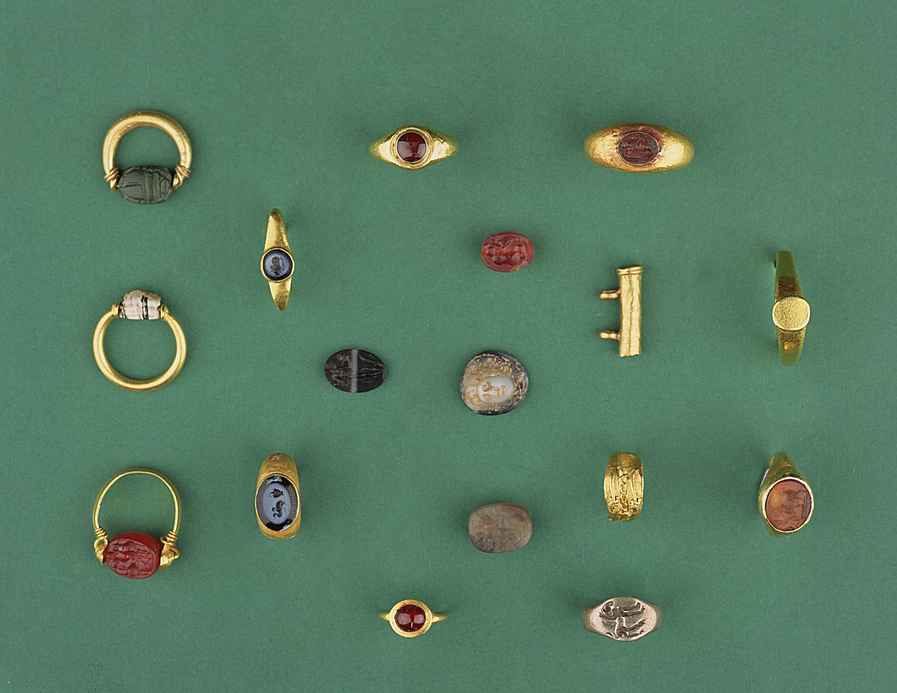 Sammlung von römischem, etruskischem und hellenistischem Schmuck, darunter ein phönizischer Skarabäusring, ein Kamee, Amulett-Halter und ein Achat-Intaglio, aus dem 6. Jahrhundert v. Chr. bis zum 4. Jahrhundert n. Chr. von Unbekannt