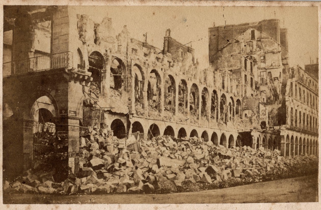 Kommune von Paris (1871): Blick auf das Finanzministerium nach dem Brand im Mai 1871. Fotografie. Druck auf Karton Dim. 10x6,9 cm von Unbekannt