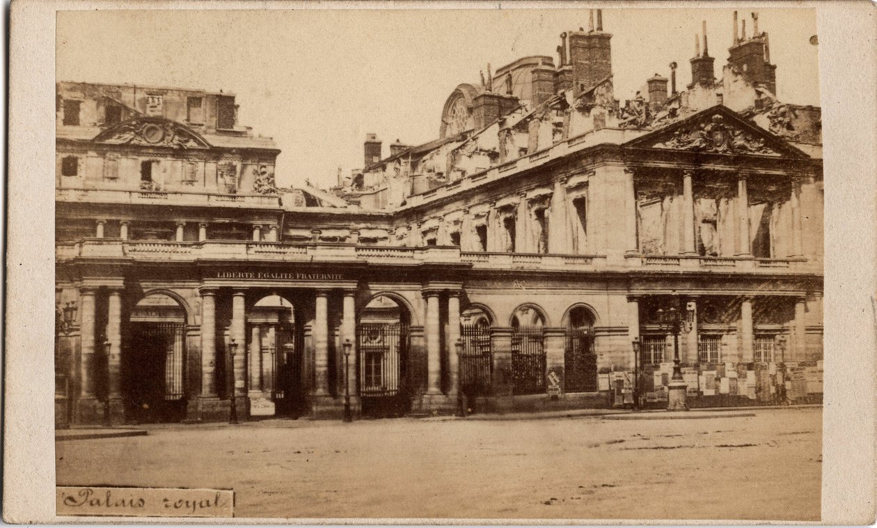 Kommune von Paris (1871): Ansicht des Palais-Royal nach dem Brand im Mai 1871 von Unbekannt