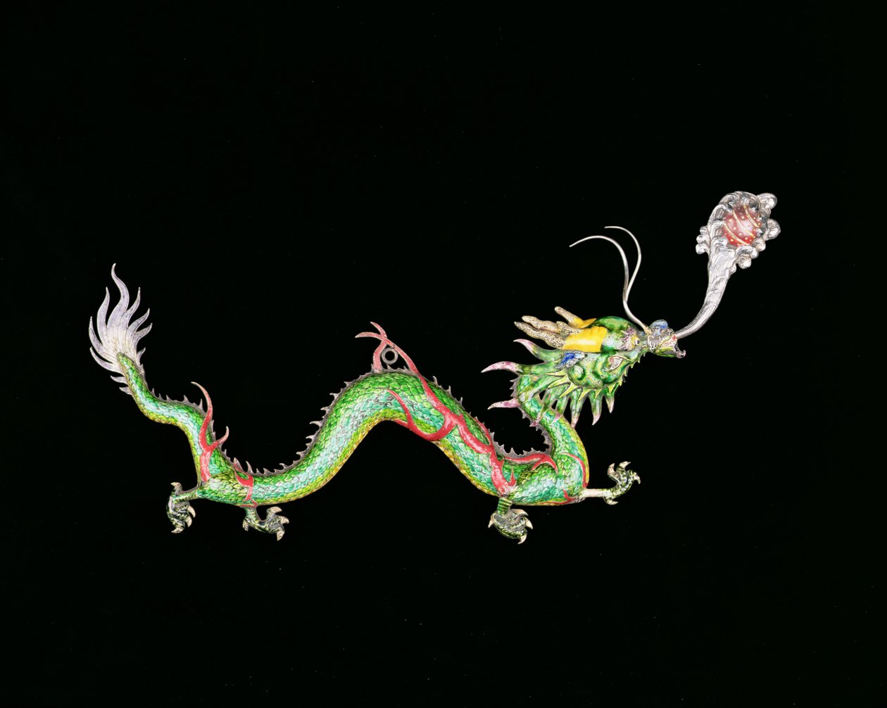 Drache, der eine flammende Perle jagt, dekoratives Detail vom Sockel eines chinesischen Export-Silber-Jardiniere von Chongwoo, späte 19. Jahrhundert (silberunterlegtes polychromes Email) von Unbekannt