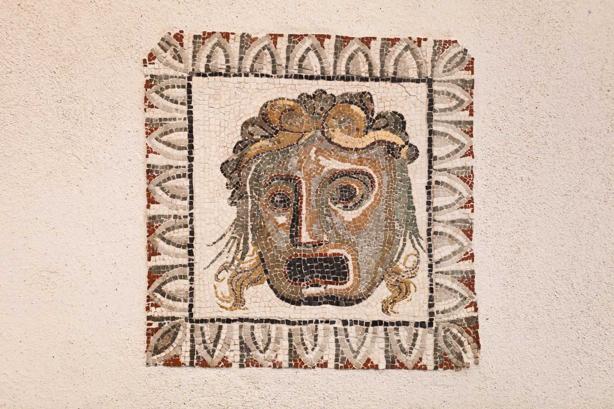 Bodenmosaik aus dem 1. Jahrhundert v. Chr., das eine Dionysos-Maske darstellt, aus einer römischen Villa in der Nähe der Via Ruffinella in Rom, Nationalmuseum von Rom (Museo Nazionale Romano), Rom, Italien von Unbekannter Künstler