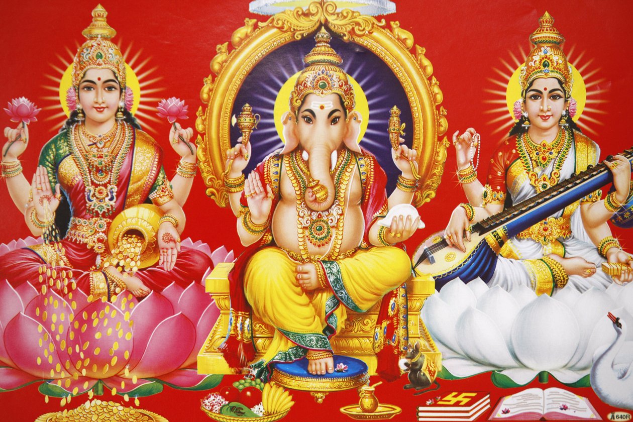 Hindu-Göttin Laxmi, Gott Ganesh und Göttin Saraswati (von links nach rechts), Indien von Unbekannt