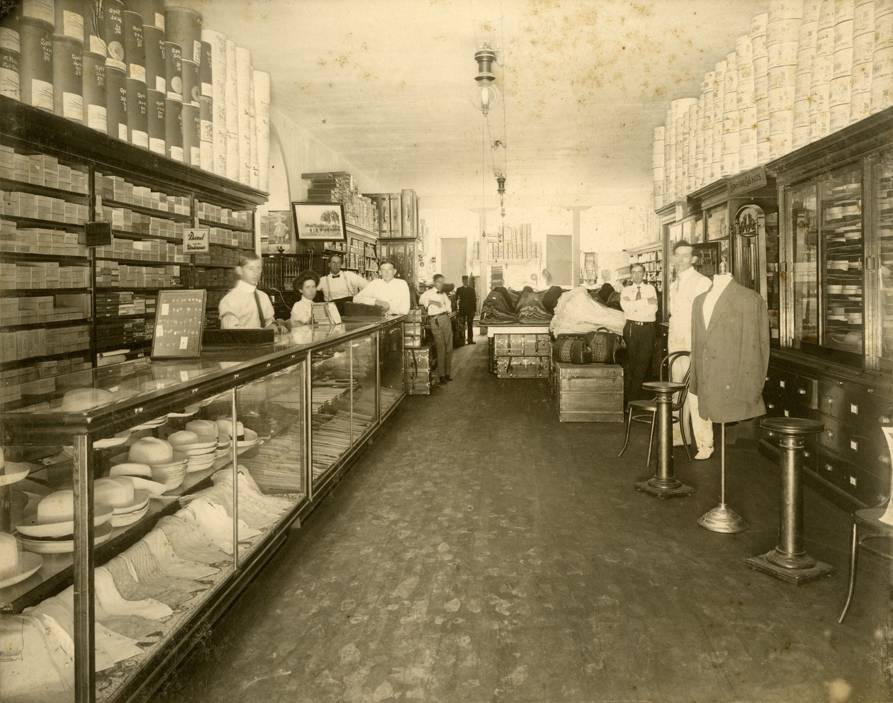 Innenansicht des Schuhgeschäfts John Sewell & Co. in der 304-6 12th Avenue (Flagler Street), ca. 1910 von Unbekannt