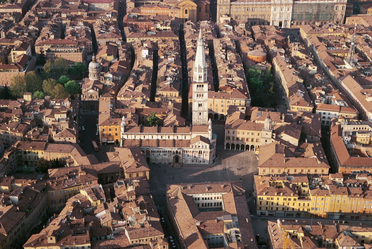 Italien, Emilia Romagna, Modena, Luftaufnahme der Stadt mit Kathedrale von Benjamin Baud