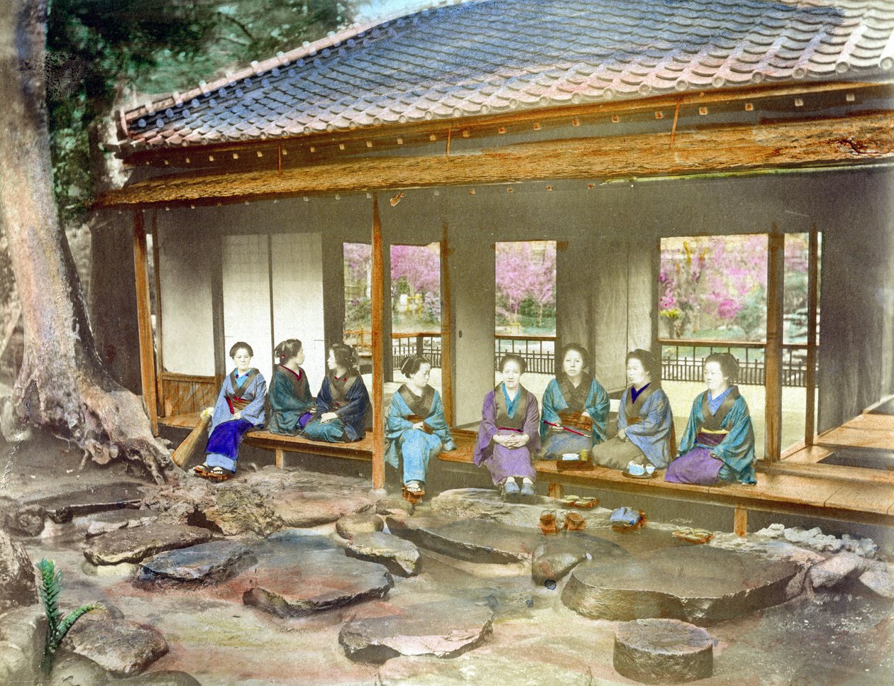 Japan um 1890. Japanische Frauen in einem Garten. Handkolorierte Fotografie, ca. 1890 von Unbekannter Künstler