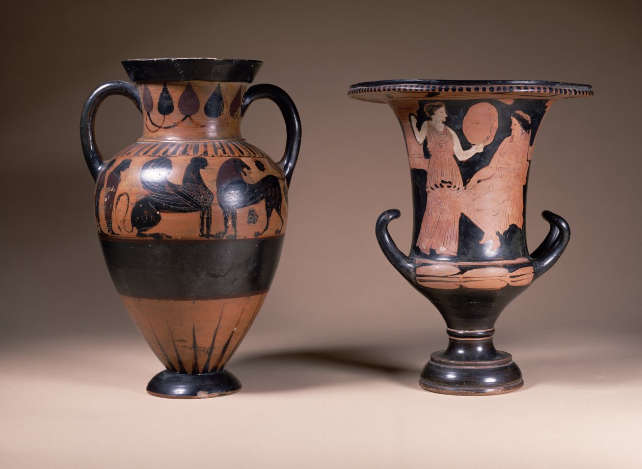 Von links nach rechts: orientalische schwarzfigurige Amphora, Griechisch, 6. Jahrhundert v. Chr.; rotfiguriger Kelchkrater, Griechisch, Süditalien, 4. Jahrhundert v. Chr. von Unbekannt