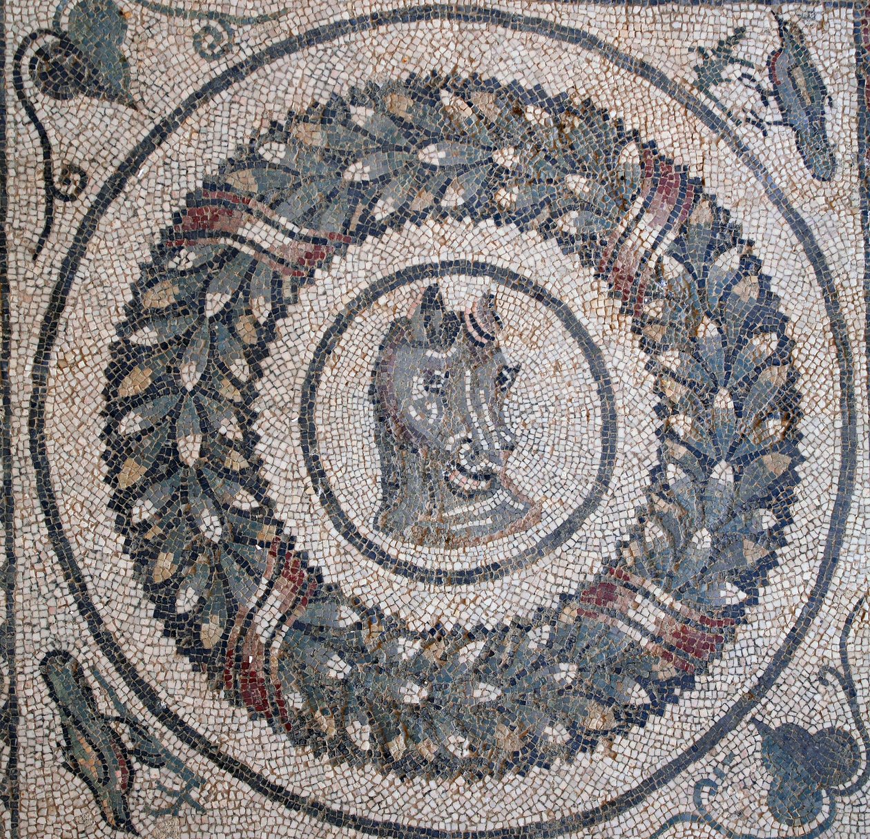Mosaik des Peristyls. Detail, das einen Pferdekopf darstellt. 3. - 4. Jahrhundert. Römische Villa del Casale, Sizilien. UNESCO-Weltkulturerbe. von William M. Timlin