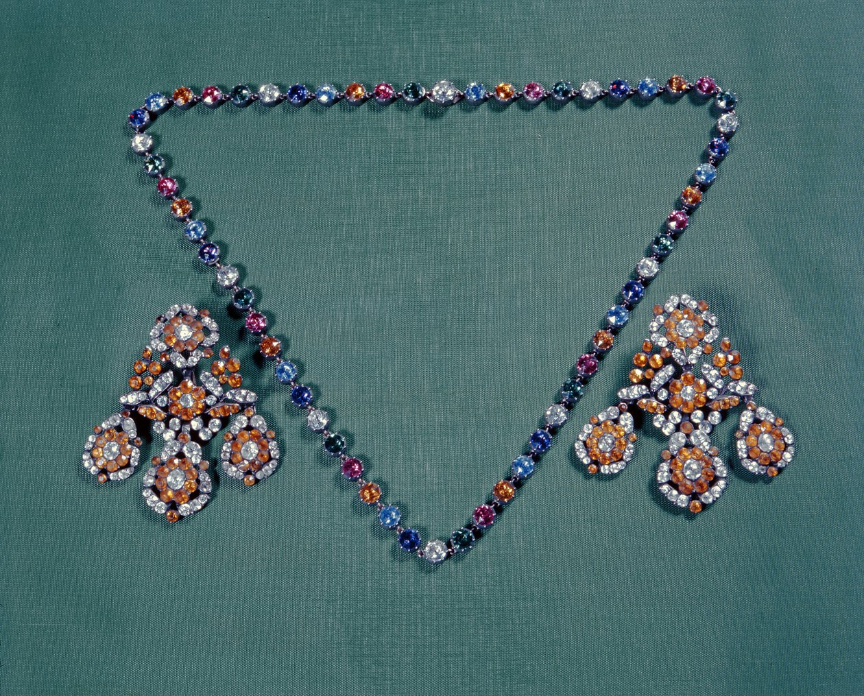 Halskette und Ohrring-Set mit mehrfarbigen Pasten, ca. 1760 von Unbekannt