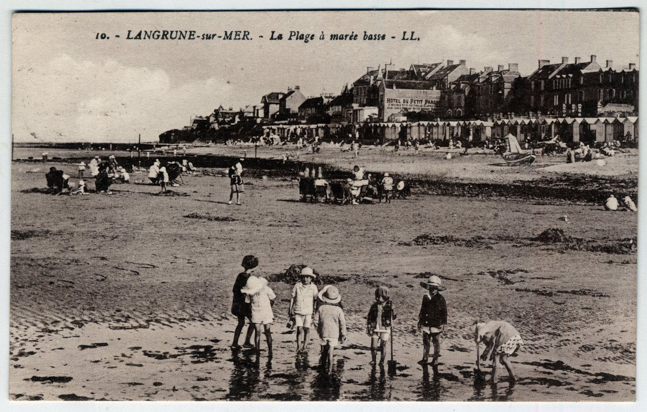 Normandie, Calvados (14), Langrune sur Mer: eine Gruppe von Kindern spielt am Strand bei Ebbe - Postkarte Ende 19. Anfang 20. Jahrhundert von William M. Timlin