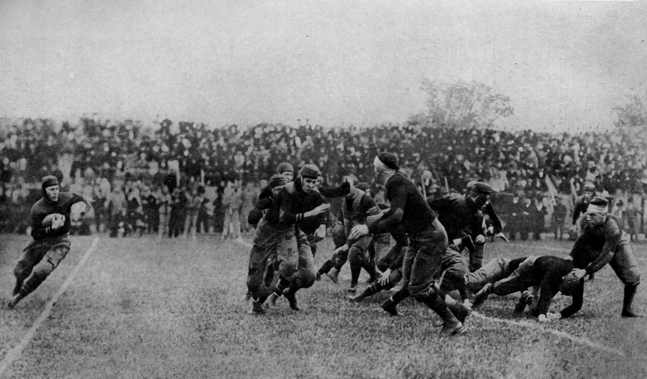 Nordamerika. Mittelfeldspiel bei einem amerikanischen Fußballspiel. 1920 von Unbekannt