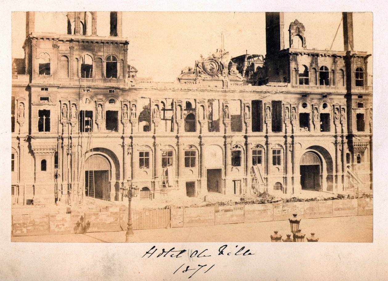 Pariser Kommune (1871): Blick auf das Hôtel de Ville nach dem Brand im Mai 1871. Anonyme Fotografie von Unbekannt