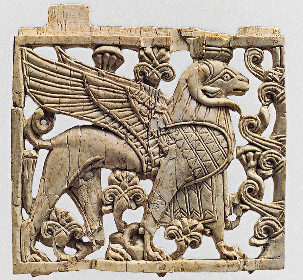 Plakette, die einen widderköpfigen Sphinx darstellt, Nimrud, Mesopotamien, 9.-8. Jahrhundert v. Chr. von Unbekannt