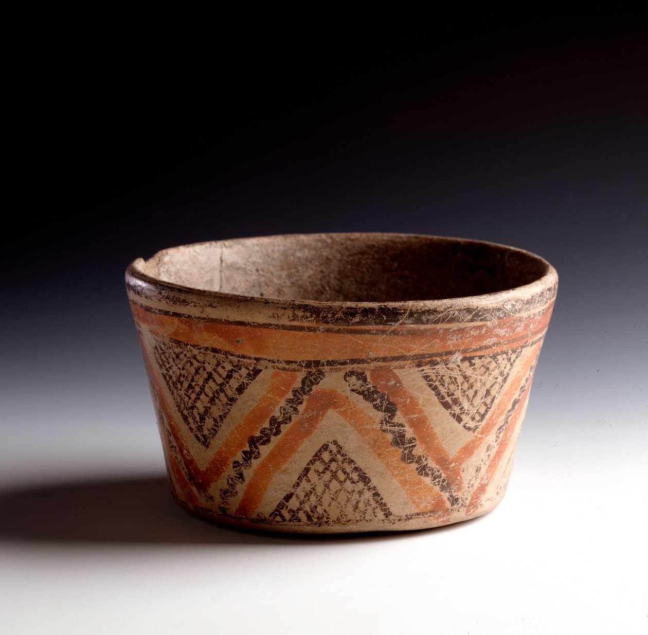 Präkolumbische Kunst, Maya-Zivilisation, Klassische Periode: Polychrome Tonschale, dekoriert mit Zickzacklinien und Dreiecken. Aus Peten, Guatemala. H. 10 x Durchm. 10,6 cm Guatemala, Museo Nazionale di Archeologia e Etnologia von Unbekannt