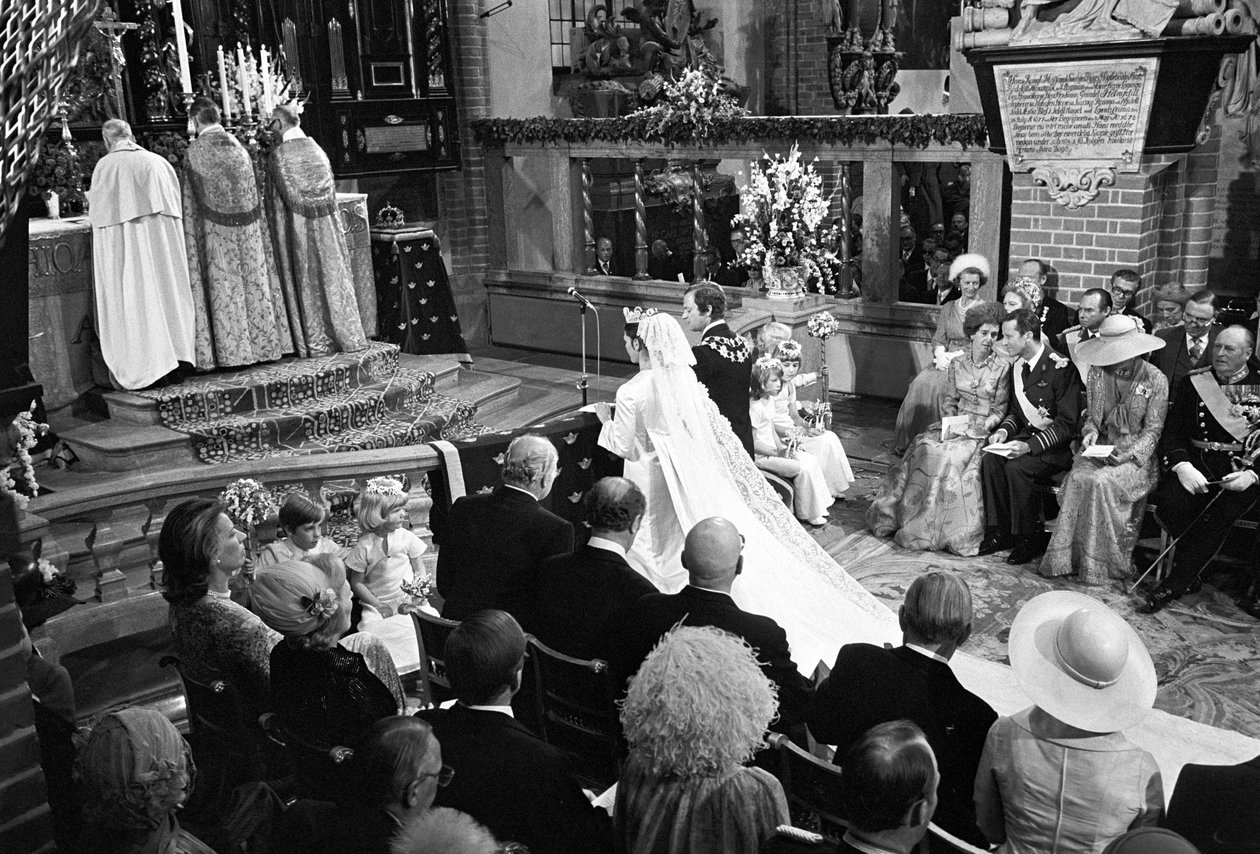 Königin Silvia und König Carl XVI. Gustaf während der Hochzeitszeremonie in der Storkyrkan in Stockholm von Unbekannter Künstler