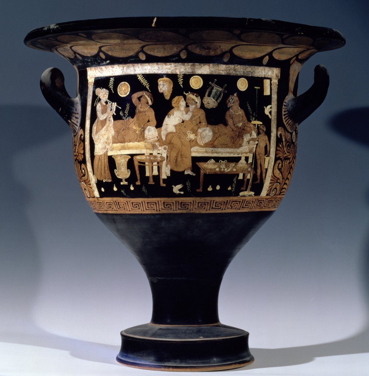 Rotfiguriger Glockenkrater, der eine Bankettszene darstellt von Unbekannt