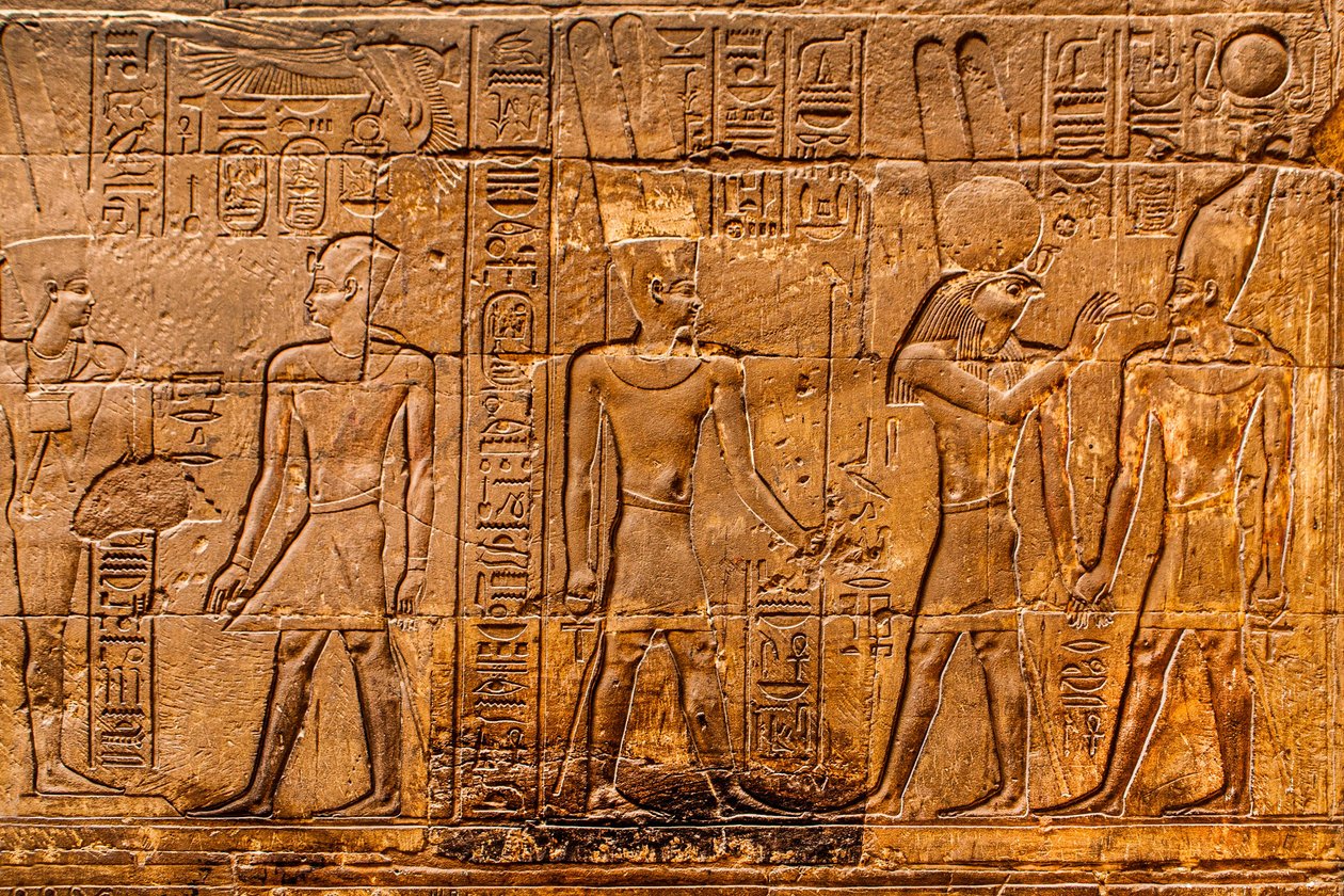 Relief, neues Leben wird dem Pharao eingehaucht, Luxor-Tempel, Theben, Ägypten von Unbekannter Künstler