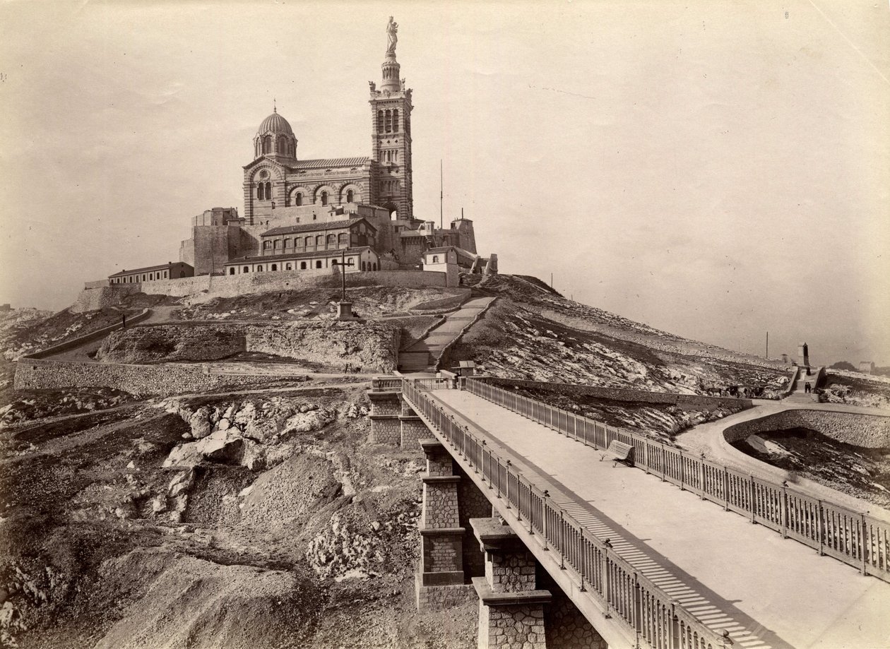 Religiöse Architektur: Außenansicht der Basilika Notre Dame de la Garde (Notre-Dame-de-la-Garde), auch „Gute Mutter“ genannt (1853-1864), erbaut nach den Plänen des Architekten Henry Esperandieu (1829-1874). Marseille, Bouches du Rhone (13), Cenotypie des  von William M. Timlin