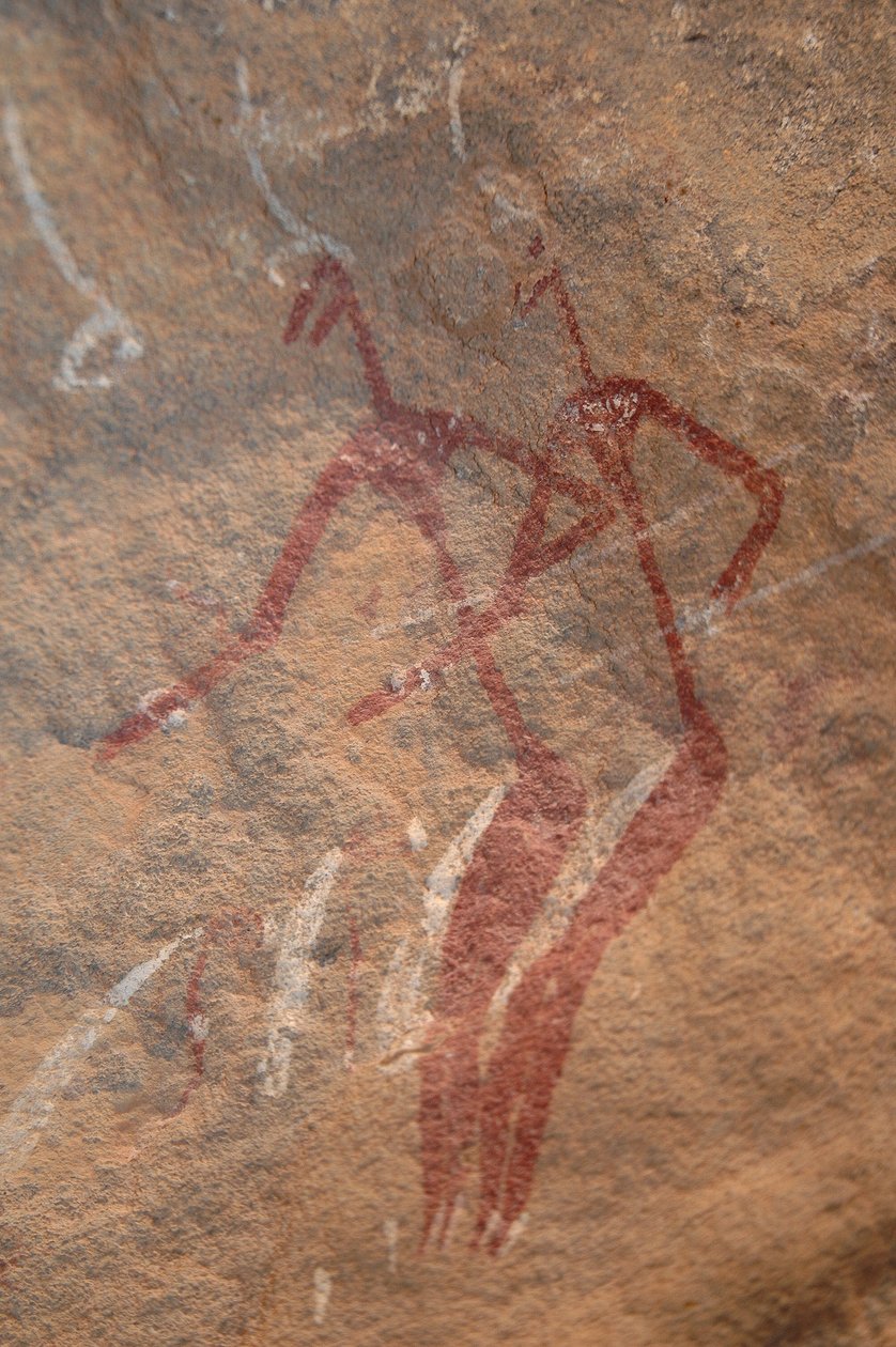 Felskunst, Vorgeschichte: Felsmalerei von zwei langgestreckten Figuren in einem verzierten Schutzraum in den Uweinat-Bergen, Sudan. Zeitraum von 8000 bis 3000 Jahre v. Chr. Fotografie von Unbekannt
