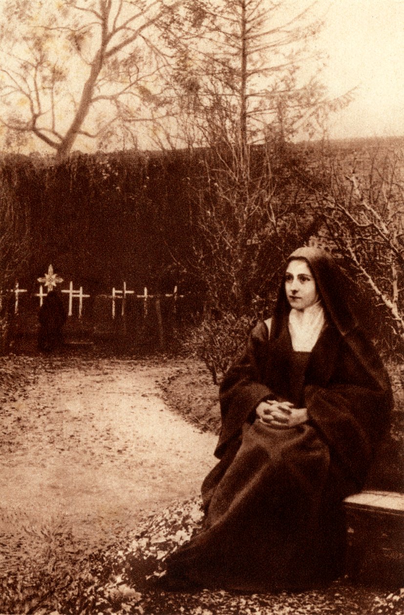 Heilige Thérèse vom Kinde Jesus meditierte in den Gärten des Klosters von Lisieux. 1948 (Fotodruck) von Unbekannter Künstler