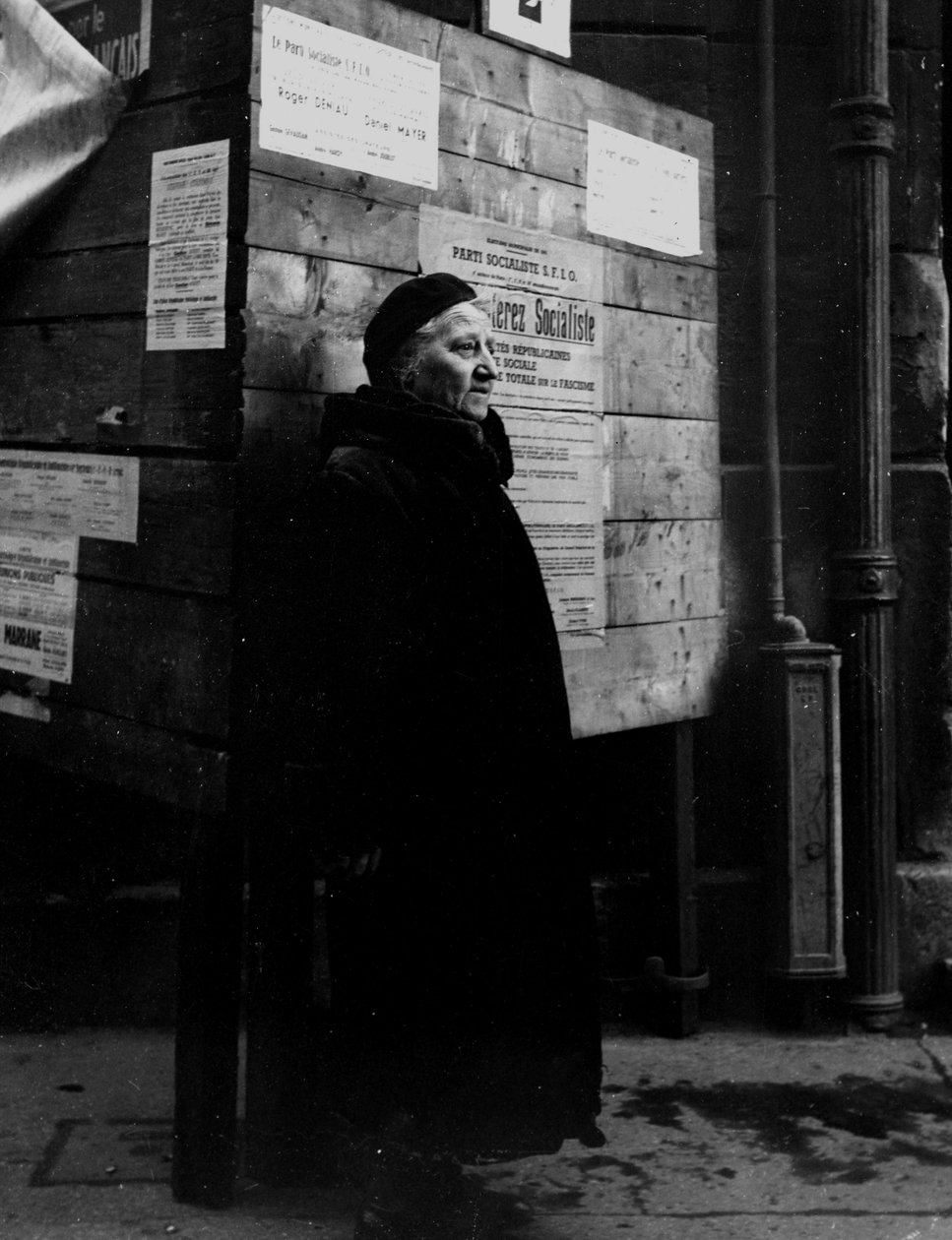Zweiter Weltkrieg (1939-1945) - Zweiter Weltkrieg (WWII oder WW2): Paris (Frankreich) 29. April 1945: Eine Pariserin vor den Wahltafeln während der Kommunalwahlen. Durch die Entscheidung des CFLN vom 21. April 1944 konnten französische Frauen zum ersten Ma von Unbekannt