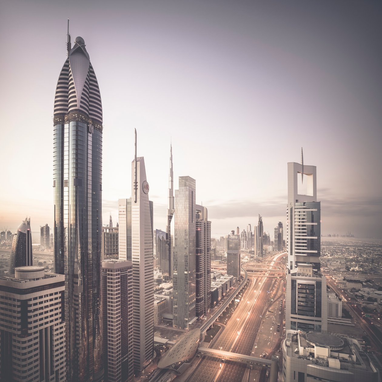 Sheikh Zayed Road, Dubai, Vereinigte Arabische Emirate von Leopold Blonder