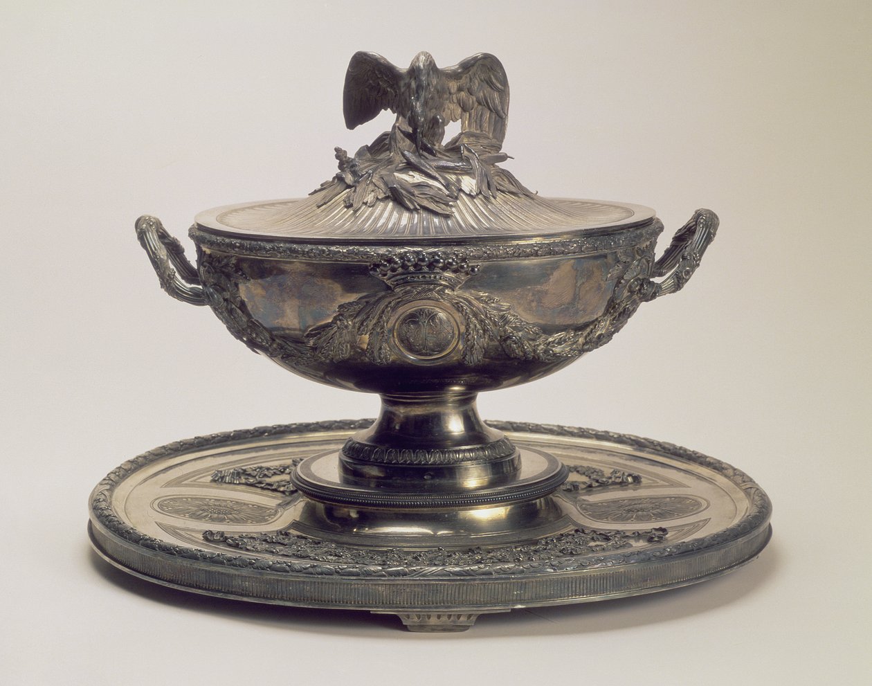 Silberne Terrine und Stand aus dem Saltykov-Service, von Robert Joseph Auguste (1725-1805), Paris von Unbekannt