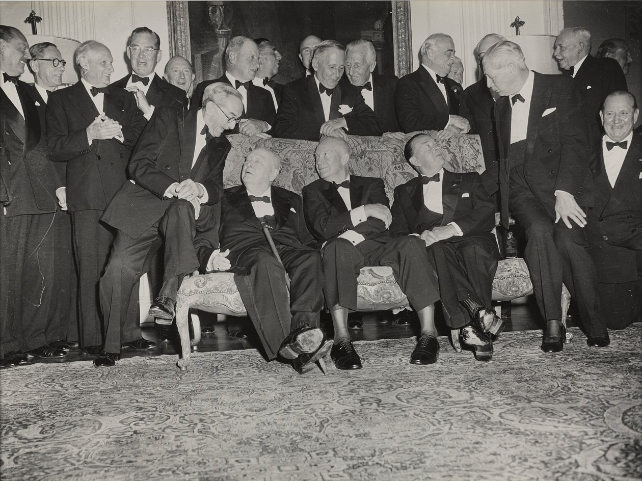 Sir Winston Churchill und Dwight D. Eisenhower bei einem Abendessen im Winfield House, dem Haus des amerikanischen Botschafters in London von Unbekannter Künstler