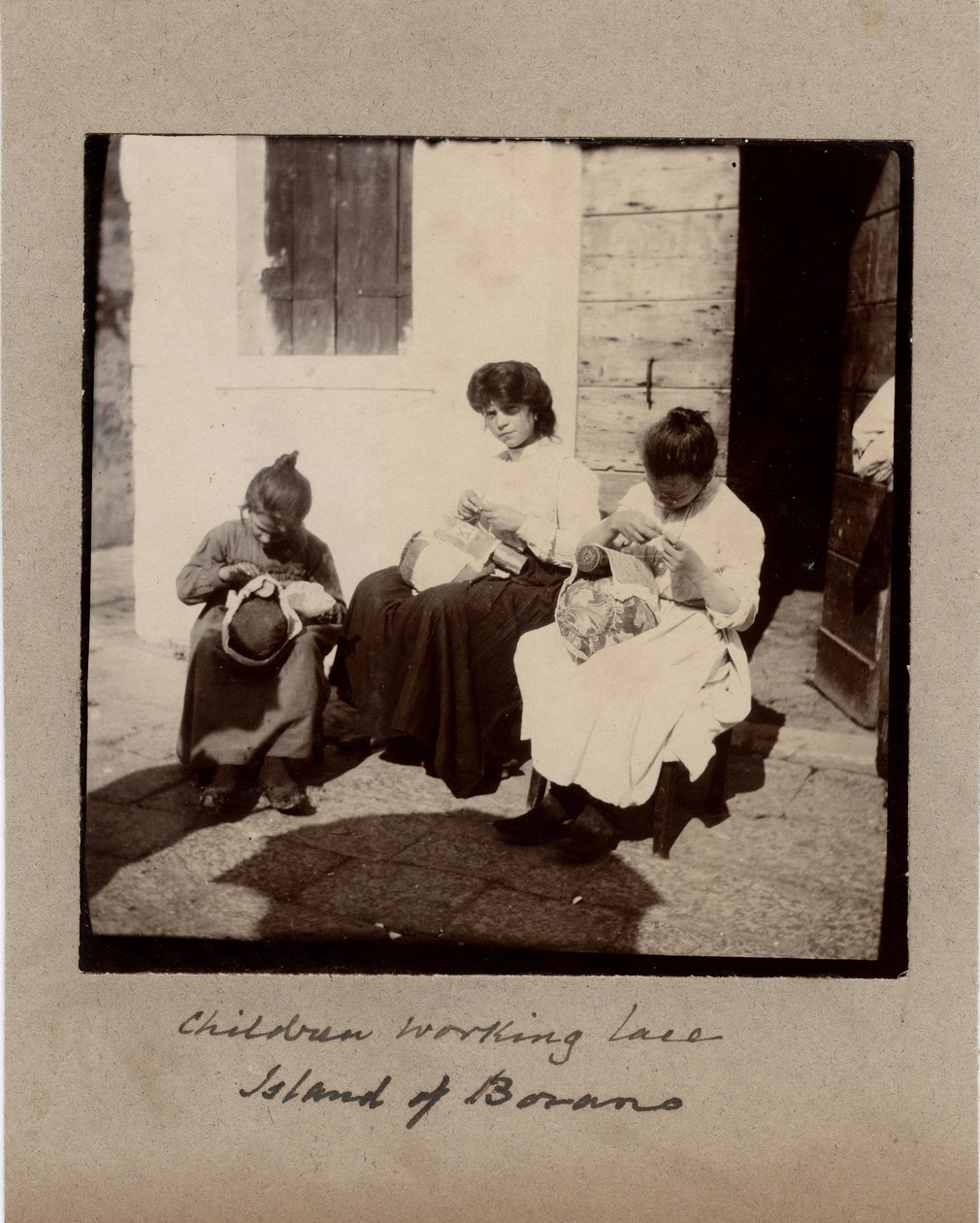 Kleine Berufe: junge Mädchen, die auf der Insel Burano, Venedig, häkeln (Stickereien). 19. Jahrhundert von Unbekannt