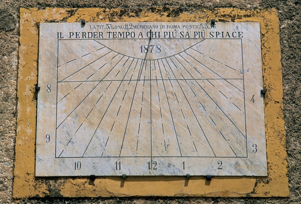 Sonnenuhr, Seitenwand der Kirche Maria Santissima Assunta, Palazzo Adriano, Sizilien, Italien von Benjamin Baud