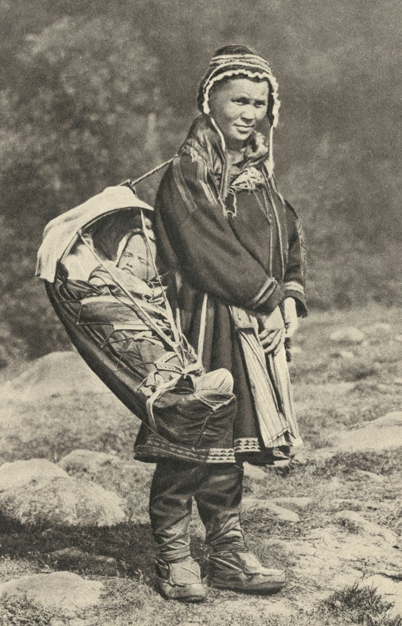 Schweden. Lappische Frau trägt ihr Baby in einer Wiege aus Rentierhaut. 1920 von Unbekannt