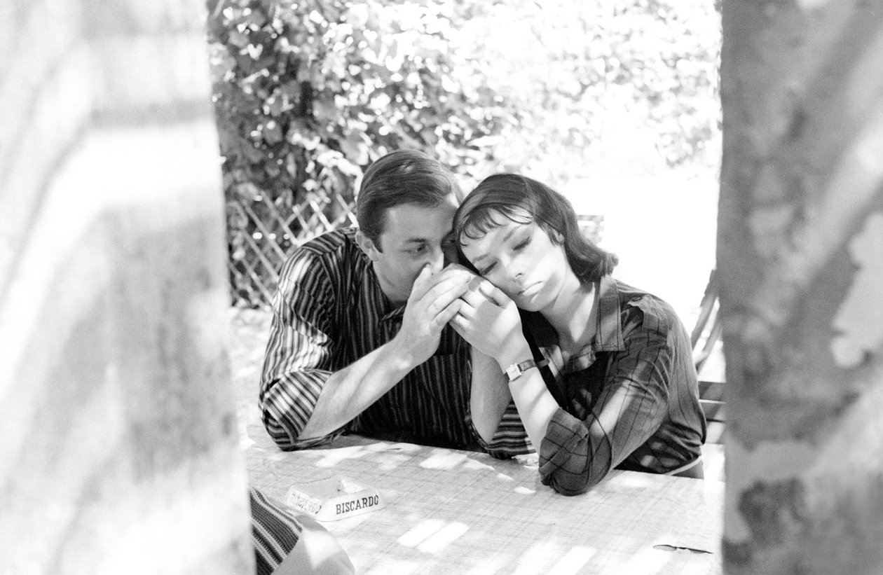 Die Schauspielerin Marie Laforêt mit ihrem Freund, dem Regisseur Jean Gabriel Albicocco, am Venedig Lido - 1961 von Unbekannt