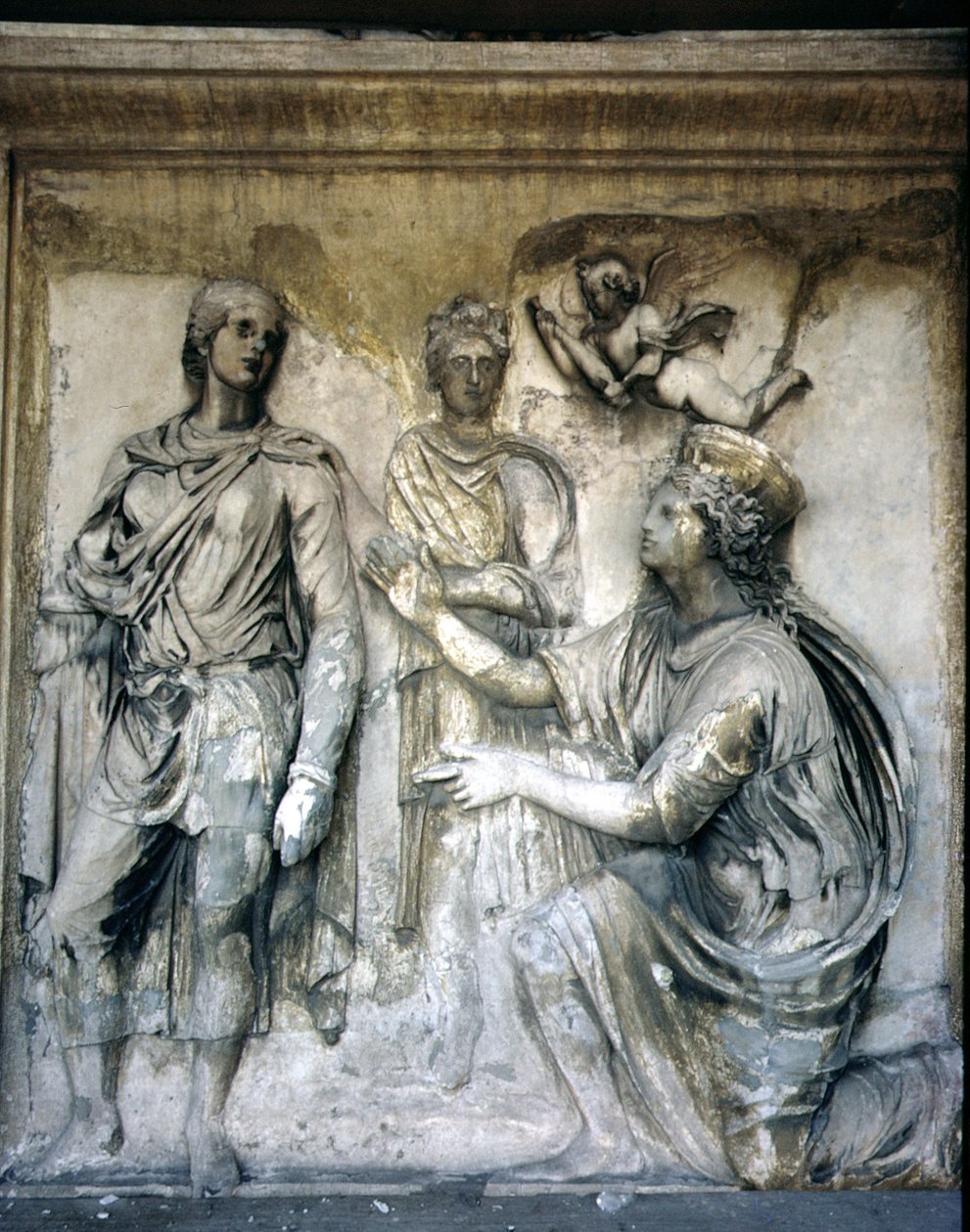 Die Rückfassade, Detail der antiken Reliefdekoration (einige Stücke vom Ara Pacis des Augustus) mit Darstellung einer gekrönten Göttin und eines jungen Mannes von Unbekannt
