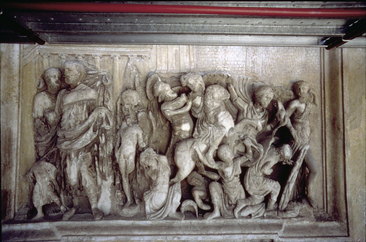 Die hintere Fassade, Detail der antiken Reliefdekoration (einige Stücke vom Ara Pacis des Augustus) zeigt eine Kampfszene (Stein) von Unbekannt